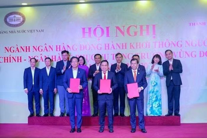 Lãnh đạo HDBank và Vikki Digital Bank và đại diện các doanh nghiệp trao cam kết tại hội nghị. (Ảnh: Vietnam+)