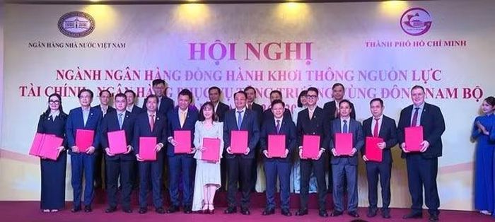 Lãnh đạo các ngân hàng và doanh nghiệp trao cam kết tài trợ, đầu tư tại Hội nghị “Ngành Ngân hàng đồng hành khơi thông nguồn lực Tài chính - Ngân hàng phục vụ tăng trưởng vùng Đông Nam Bộ giai đoạn 2026-2030”. (Ảnh: Vietnam+)