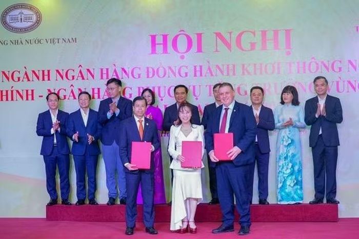 Anh hùng Lao động, Tiến sỹ Nguyễn Thị Phương Thảo tại lễ trao cam kết tài trợ, cùng các đối tác kết nối nguồn lực cho những dự án trọng điểm vùng Đông Nam Bộ. (Ảnh: Vietnam+)