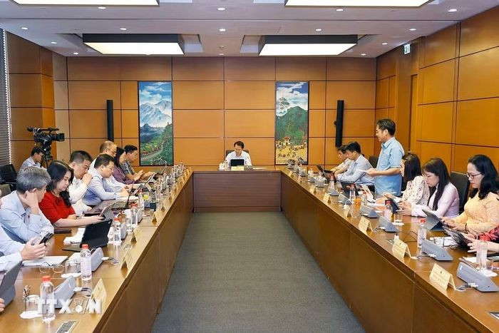 Đoàn đại biểu các tỉnh Lai Châu và An Giang thảo luận ở tổ. (Ảnh: Doãn Tấn/TTXVN)
