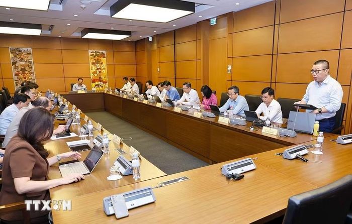 Đoàn đại biểu Quốc hội các thành phố Quảng Ninh, Đà Nẵng và tỉnh Cao Bằng thảo luận ở tổ. (Ảnh: Doãn Tấn/TTXVN)