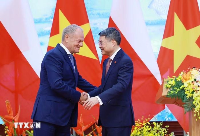 Thủ tướng Lê Minh Hưng và Thủ tướng Cộng hòa Ba Lan Donald Tusk tại cuộc gặp gỡ báo chí. (Ảnh: Dương Giang/TTXVN)