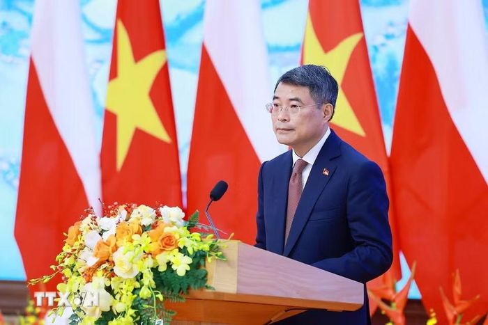 Thủ tướng Lê Minh Hưng phát biểu tại gặp gỡ báo chí hai nước. (Ảnh: Dương Giang/TTXVN)