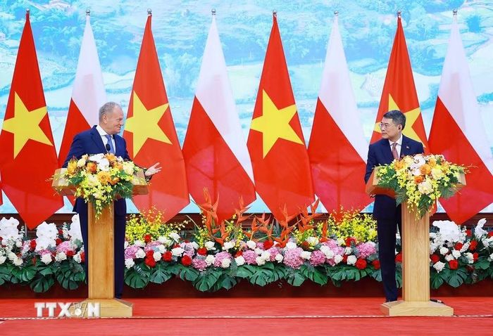 Thủ tướng Lê Minh Hưng và Thủ tướng Cộng hòa Ba Lan Donald Tusk tuyên bố nâng cấp quan hệ Việt Nam-Ba Lan lên Đối tác Chiến lược. (Ảnh: Dương Giang/TTXVN)