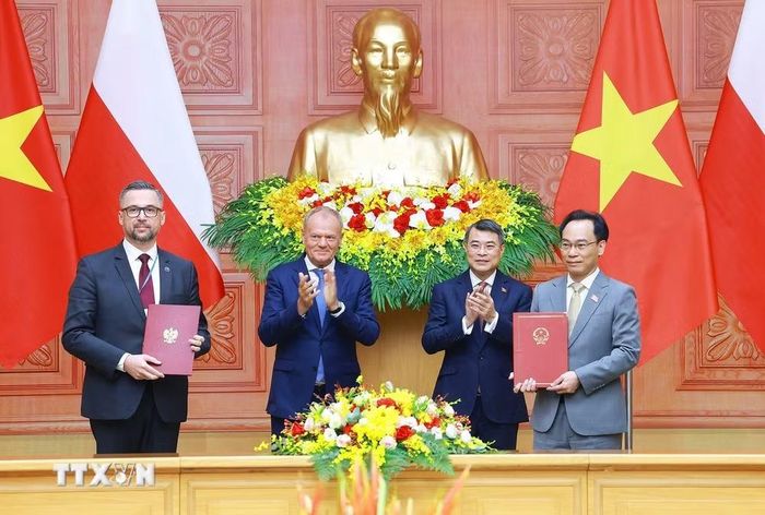 Thủ tướng Lê Minh Hưng và Thủ tướng Cộng hòa Ba Lan Donald Tusk chứng kiến trao Thỏa thuận hợp tác giữa Bộ Giáo dục và Đào tạo và Bộ Khoa học và Giáo dục đại học Cộng hoà Ba Lan về hợp tác trong lĩnh vực giáo dục đại học và nghiên cứu khoa học. (Ảnh: Dương Giang/TTXVN)