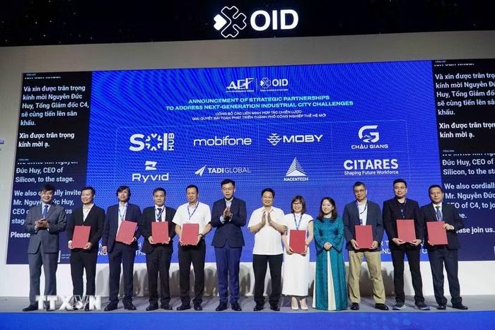 Các doanh nghiệp công bố hợp tác chiến lược thúc đẩy thành phố công nghiệp thế hệ mới. (Ảnh: Thu Hoài/TTXVN)
