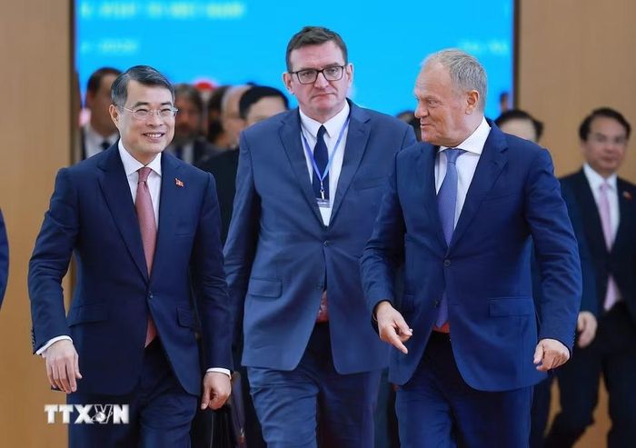 Thủ tướng Lê Minh Hưng và Thủ tướng Cộng hòa Ba Lan Donald Tusk. (Ảnh: Dương Giang/TTXVN)