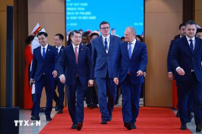 Thủ tướng Lê Minh Hưng và Thủ tướng Cộng hòa Ba Lan Donald Tusk. (Ảnh: Dương Giang/TTXVN)