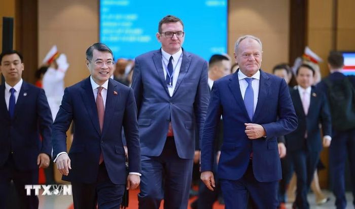 Thủ tướng Lê Minh Hưng và Thủ tướng Cộng hòa Ba Lan Donald Tusk. (Ảnh: Dương Giang/TTXVN)