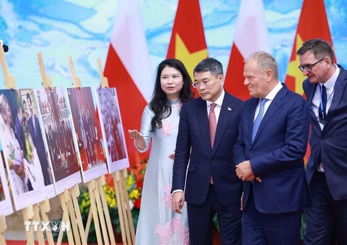 Thủ tướng Lê Minh Hưng và Thủ tướng Cộng hòa Ba Lan Donald Tusk tham quan trưng bày ảnh về quan hệ hợp tác giữa hai nước do Thông tấn xã Việt Nam thực hiện. (Ảnh: Dương Giang/TTXVN)