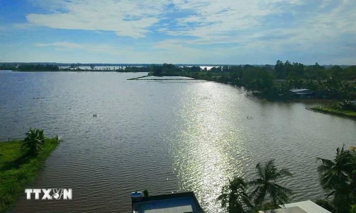 Nếu được thực hiện từ sớm, bằng những giải pháp đồng bộ từ công trình thủy lợi đến quản trị số và thay đổi hành vi cộng đồng, Cần Thơ không chỉ giảm thiểu tác động của mùa khô 2026/2027 mà còn tạo nền tảng vững chắc cho khả năng thích ứng với biến đổi khí hậu trong nhiều năm tới. (Ảnh: Duy Khương/TTXVN)