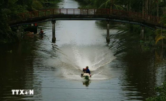 Việc bảo vệ hành lang sông, kênh rạch, hạn chế ô nhiễm nguồn nước và bảo tồn những không gian có khả năng trữ nước tự nhiên cũng cần được quan tâm. (Ảnh: Duy Khương/TTXVN)