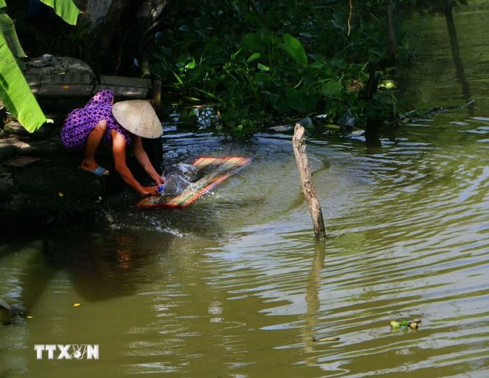 Mỗi hộ gia đình, cơ sở sản xuất và doanh nghiệp cần xem tiết kiệm nước là trách nhiệm thường xuyên. (Ảnh: Duy Khương/TTXVN)