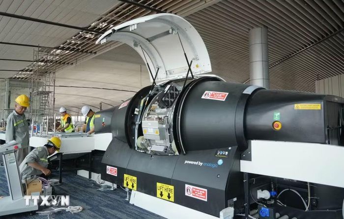 Người lao động kiểm tra, lắp đặt các phần máy soi chiếu hành lý xách tay 3D tại sân bay Long Thành. (Ảnh: Công Phong/TTXVN)