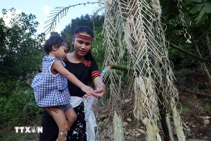 Lễ cúng máng nước của đồng bào M’Nông gửi gắm ước vọng về mưa thuận gió hòa, nguồn nước dồi dào, mùa màng tươi tốt, buôn làng bình an, mọi người mạnh khỏe, đoàn kết và ấm no. (Ảnh: Đỗ Trưởng/TTXVN)