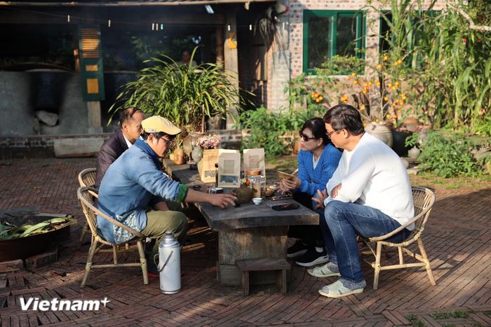 Du khách thưởng trà tại tiệm trà "Kiên nông dân". (Ảnh: Hằng Trần/Vietnam+)