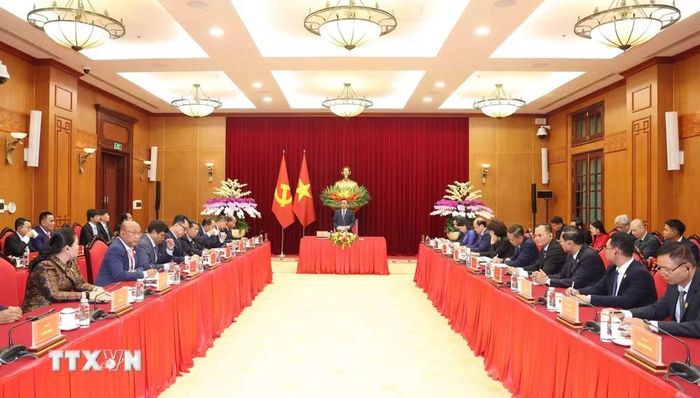 Thường trực Ban Bí thư Trần Cẩm Tú tiếp Đoàn cán bộ lãnh đạo trẻ Đảng Nhân dân Campuchia. (Ảnh: Phương Hoa/TTXVN)