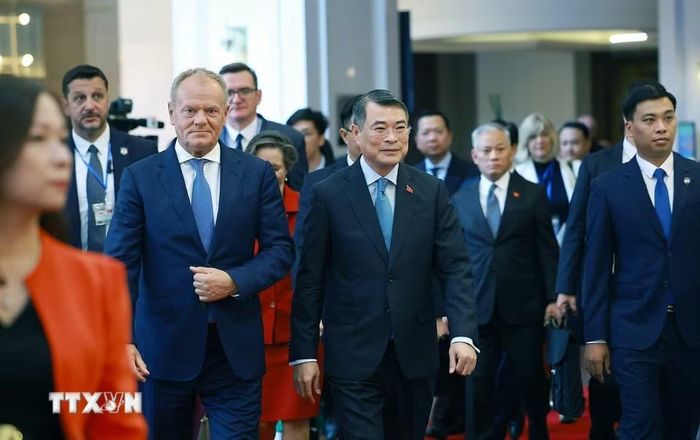 Thủ tướng Lê Minh Hưng và Thủ tướng Cộng hòa Ba Lan Donald Tusk đến dự Hội nghị bàn tròn doanh nghiệp Việt Nam-Ba Lan. (Ảnh: Dương Giang/TTXVN)
