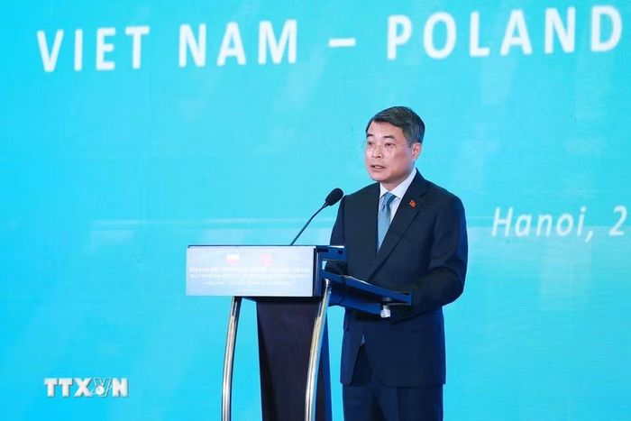 Thủ tướng Lê Minh Hưng phát biểu tại Hội nghị bàn tròn doanh nghiệp Việt Nam-Ba Lan. (Ảnh: Dương Giang/TTXVN)