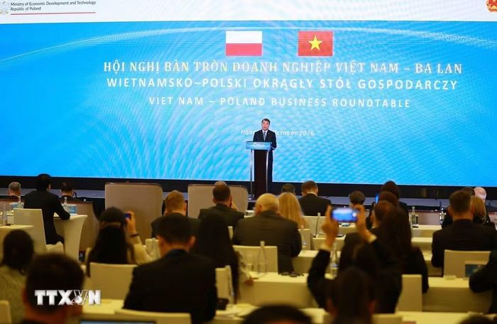 Thủ tướng Lê Minh Hưng phát biểu tại Hội nghị bàn tròn doanh nghiệp Việt Nam-Ba Lan. (Ảnh: Dương Giang/TTXVN)