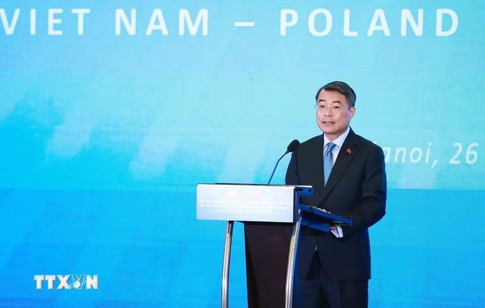 Thủ tướng Lê Minh Hưng phát biểu tại Hội nghị bàn tròn doanh nghiệp Việt Nam-Ba Lan. (Ảnh: Dương Giang/TTXVN)