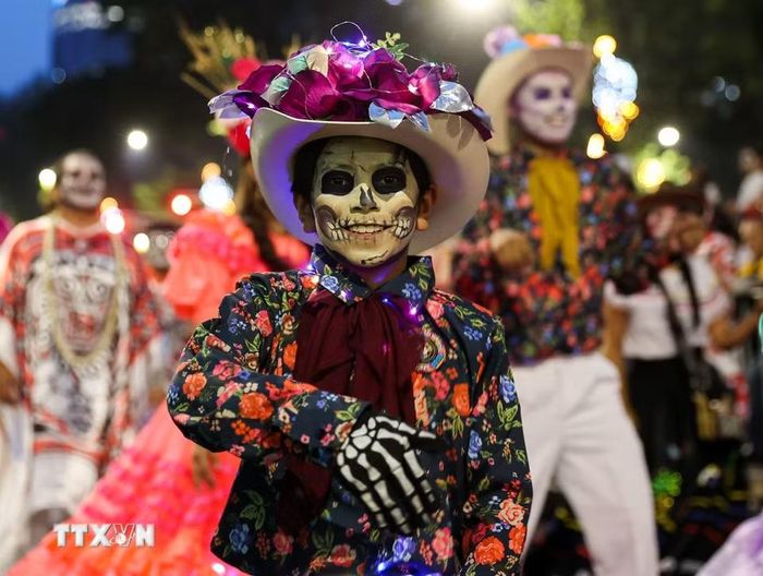 Người dân tham gia Lễ diễu hành Catrinas tại thủ đô Mexico City, Mexico, ngày 25/10/2026. (Ảnh: THX/TTXVN phát)