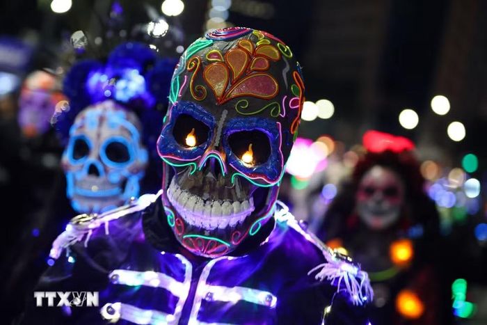 Người dân tham gia Lễ diễu hành Catrinas tại thủ đô Mexico City, Mexico, ngày 25/10/2026. (Ảnh: THX/TTXVN phát)