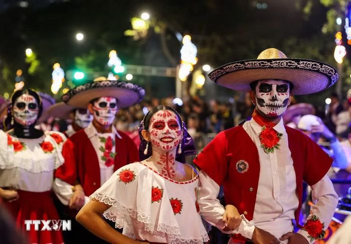 Người dân tham gia Lễ diễu hành Catrinas tại thủ đô Mexico City, Mexico, ngày 25/10/2026. (Ảnh: THX/TTXVN phát)