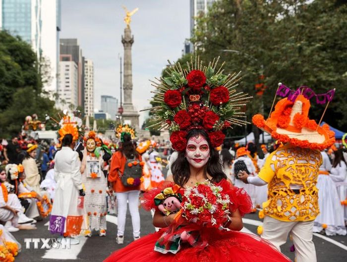 Người dân tham gia Lễ diễu hành Catrinas tại thủ đô Mexico City, Mexico, ngày 25/10/2026. (Ảnh: THX/TTXVN phát)
