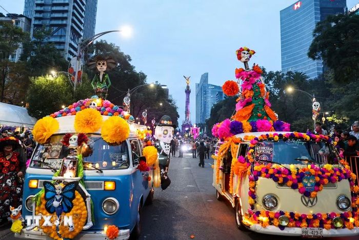 Người dân tham gia Lễ diễu hành Catrinas tại thủ đô Mexico City, Mexico, ngày 25/10/2026. (Ảnh: THX/TTXVN phát)