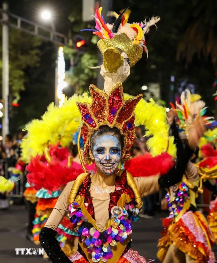 Người dân tham gia Lễ diễu hành Catrinas tại thủ đô Mexico City, Mexico, ngày 25/10/2026. (Ảnh: THX/TTXVN phát)