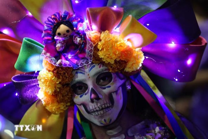 Một người tham gia Lễ diễu hành Catrinas tại thủ đô Mexico City, Mexico, ngày 25/10/2026. (Ảnh: THX/TTXVN phát)