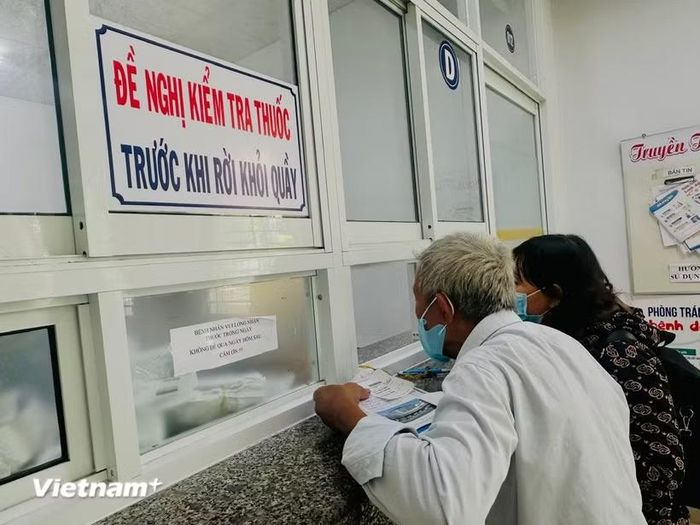 Người dân chờ lấy thuốc bảo hiểm y tế. (Ảnh: T.G/Vietnam+)