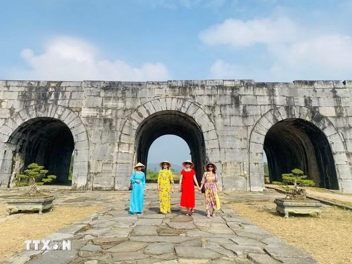 Du khách tham quan Thành nhà Hồ. (Ảnh: Hoa Mai/TTXVN)