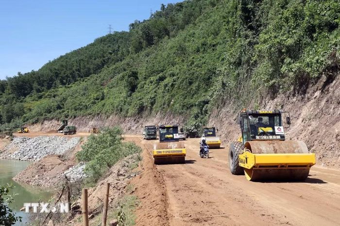 Máy móc thiết bị thi công các hạng mục đào, đắp, san gạt nền đường đầu tuyến Quốc lộ 14D. (Ảnh: Trần Tĩnh/TXVN)