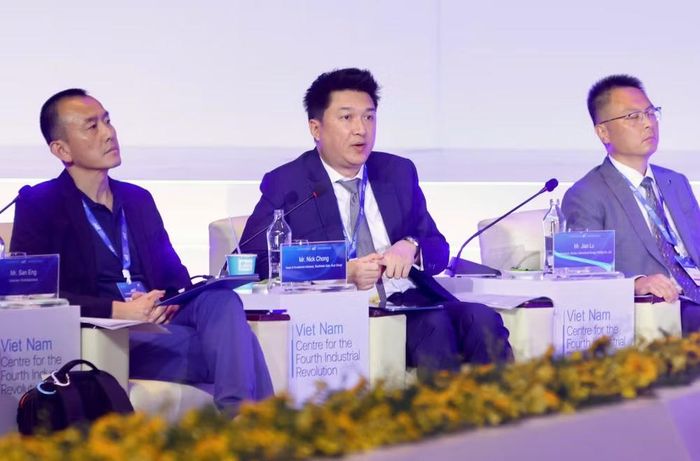 Ông Nick Chong (giữa), Trưởng bộ phận Tư vấn Đầu tư, khu vực Đông Nam Á, Tập đoàn Arup phát biểu tại sự kiện. (Ảnh: PV/Vietnam+)