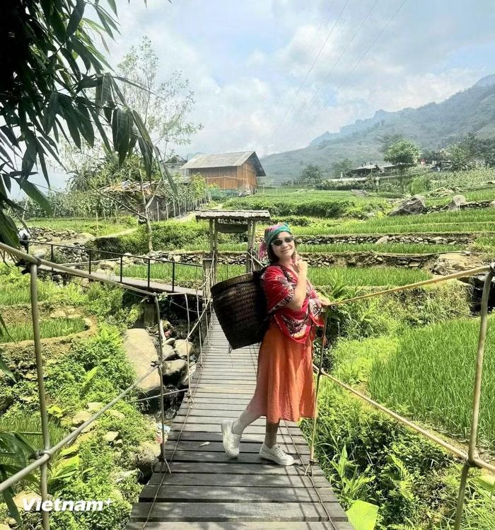 Khách du lịch tham quan bản làng ở Lào Cai. (Ảnh: Vietnam+)