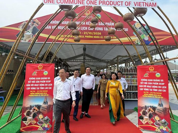 Các đại biểu tham quan Không gian quảng bá, kết nối sản phẩm OCOP. (Ảnh: Yến Bùi/Vietnam+)