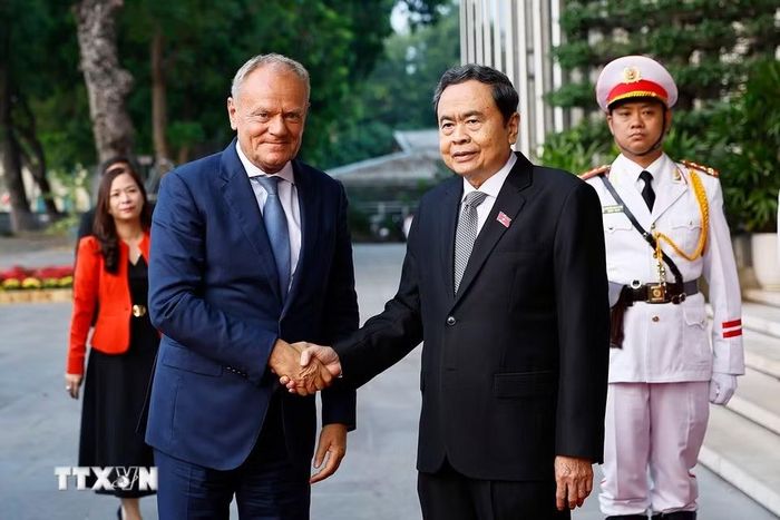 Chủ tịch Quốc hội Trần Thanh Mẫn đón Thủ tướng Ba Lan Donald Tusk. (Ảnh: Doãn Tấn/TTXVN)