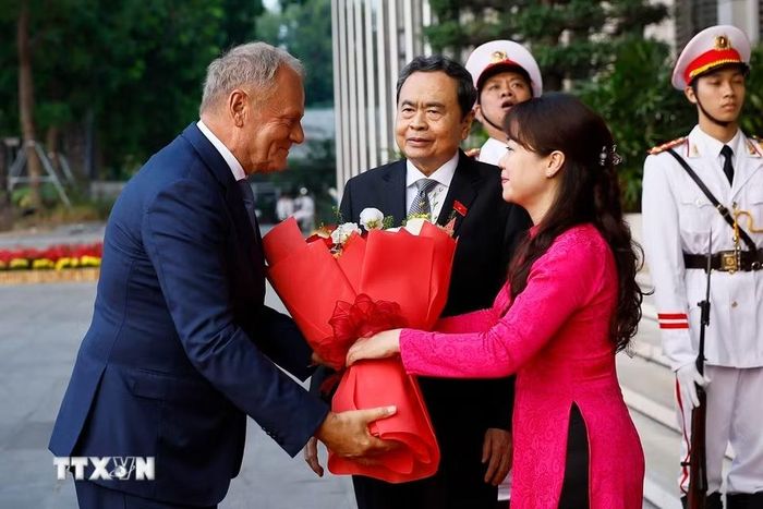 Chủ tịch Quốc hội Trần Thanh Mẫn đón Thủ tướng Ba Lan Donald Tusk. (Ảnh: Doãn Tấn/TTXVN)