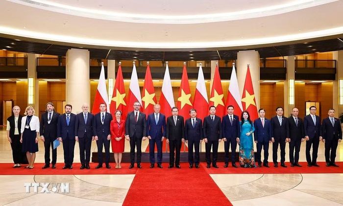 Chủ tịch Quốc hội Trần Thanh Mẫn và Thủ tướng Ba Lan Donald Tusk chụp ảnh lưu niệm với đại biểu. (Ảnh: Doãn Tấn/TTXVN)