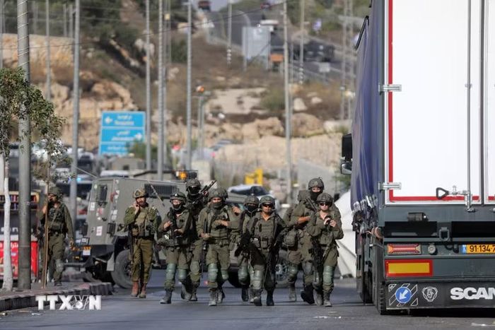 Binh sỹ Israel gác tại một điểm kiểm soát ở thành phố Hebron, Bờ Tây ngày 23/10/2026. (Ảnh: THX/TTXVN phát)