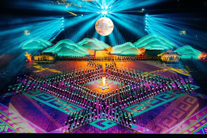 Cùng với sức hút của các concert quốc gia, gần đây thị trường biểu diễn còn nổi lên hiện tượng concert văn hóa dân tộc, với những chương trình nghệ thuật đậm đà bản sắc chẳng hạn như "Xòe Thái-Trọn một vòng yêu" tại Lào Cai. (Ảnh: PV/Vietnam+)
