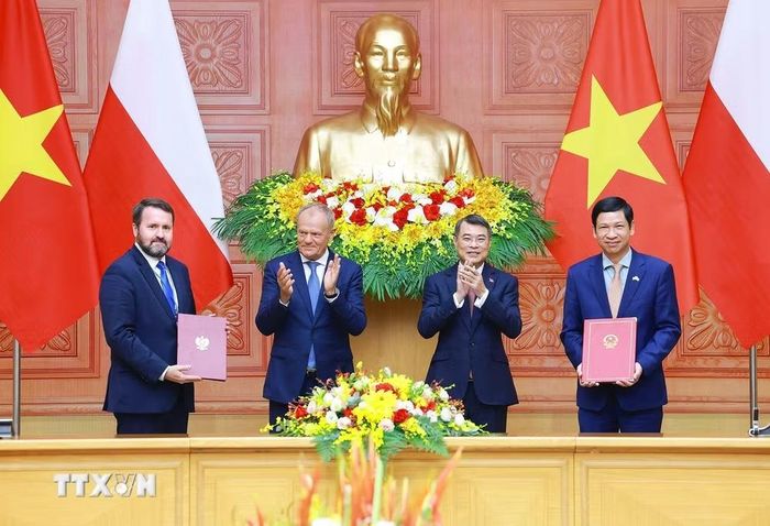 Thủ tướng Lê Minh Hưng và Thủ tướng Ba Lan Donald Tusk chứng kiến trao Bản ghi nhớ về hợp tác du lịch giữa Bộ Văn hóa, Thể thao và Du lịch và Bộ Thể thao và Du lịch nước Cộng hòa Ba Lan. (Ảnh: Dương Giang/TTXVN)
