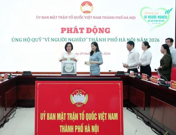Cán bộ, công chức, người lao động Cơ quan Ủy ban Mặt trận Tổ quốc Việt Nam thành phố Hà Nội ủng hộ Quỹ "Vì người nghèo". (Ảnh: Trang Thông tin điện tử Đảng bộ thành phố Hà Nội)