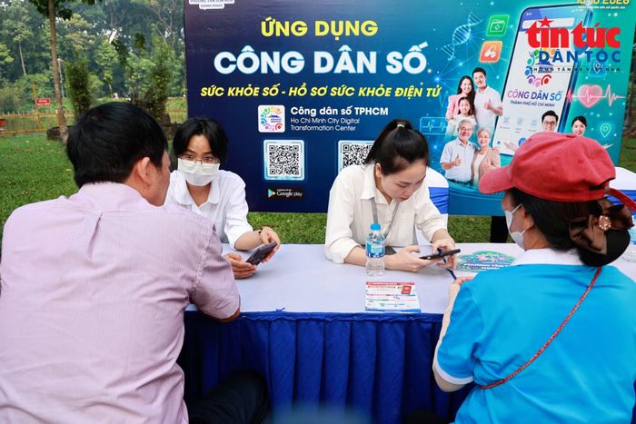 Người dân tìm hiểu các chức năng trên Ứng dụng Công dân số TP Hồ Chí Minh.