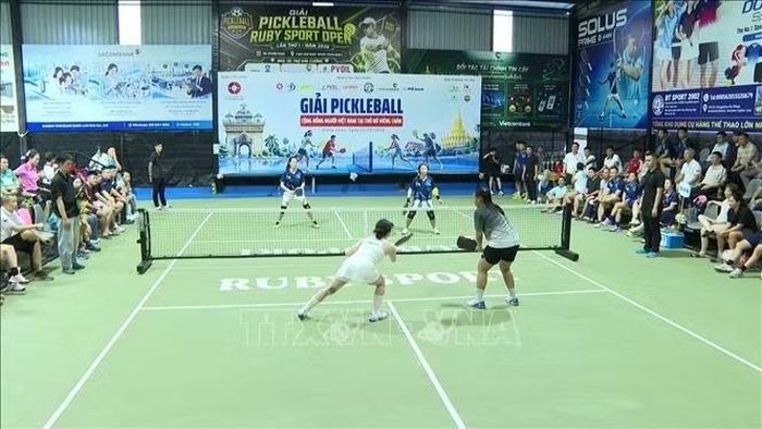 Một pha tranh tài kịch tính tại Giải Pickleball cộng đồng người Việt Nam tại Thủ đô Vientiane năm 2026. Ảnh: Xuân Tú/PV TTXVN tại Lào