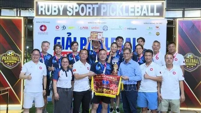 Đại diện Ban Tổ chức trao Cúp Vô địch cho đội Pickleball Câu lạc bộ đồng hương Hà Nội. Ảnh: Xuân Tú/PV TTXVN tại Lào