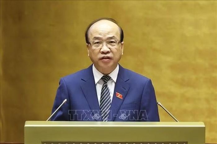 Chủ nhiệm Ủy ban Pháp luật và Tư pháp của Quốc hội trình bày Báo cáo thẩm tra về dự án Luật Xử lý vi phạm hành chính (sửa đổi). Ảnh: Doãn Tấn/TTXVN