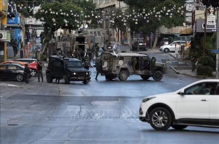Xe quân sự Israel được triển khai tại Hebron, Bờ Tây. Ảnh: THX/TTXVN phát